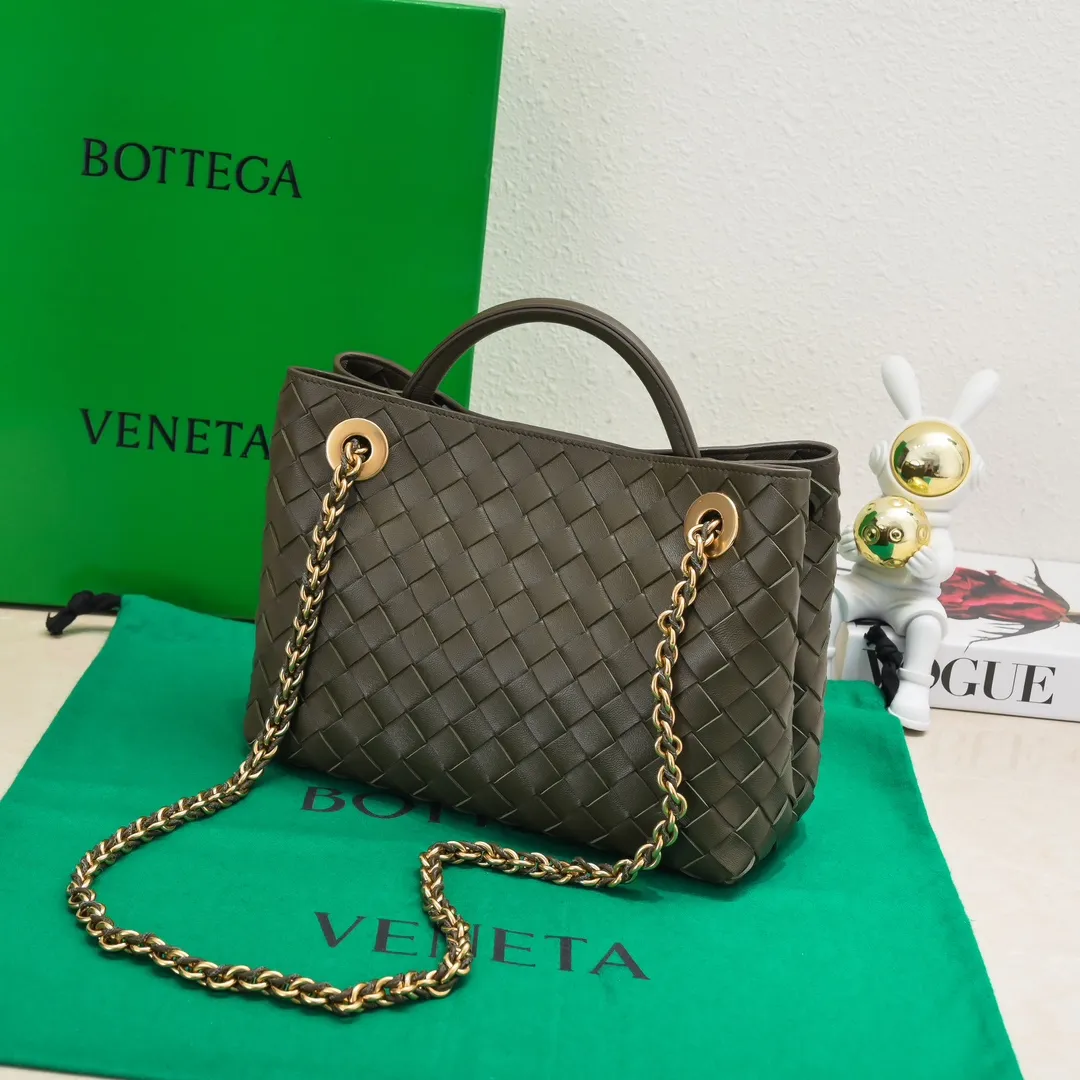 Batch 1960 BOTTEGA VENETA 2024 spring and summer new small ANDIAMO chain bag is also available! 🔥🔥I believe many friends have been waiting for a long time. The metallic chain adds a touch of sophistication to the original softness and elegance of Andiamo. The collision of classic craftsmanship and elegance creates a different kind of beauty. Style number: 6008 Size: 25*22*10.5cm